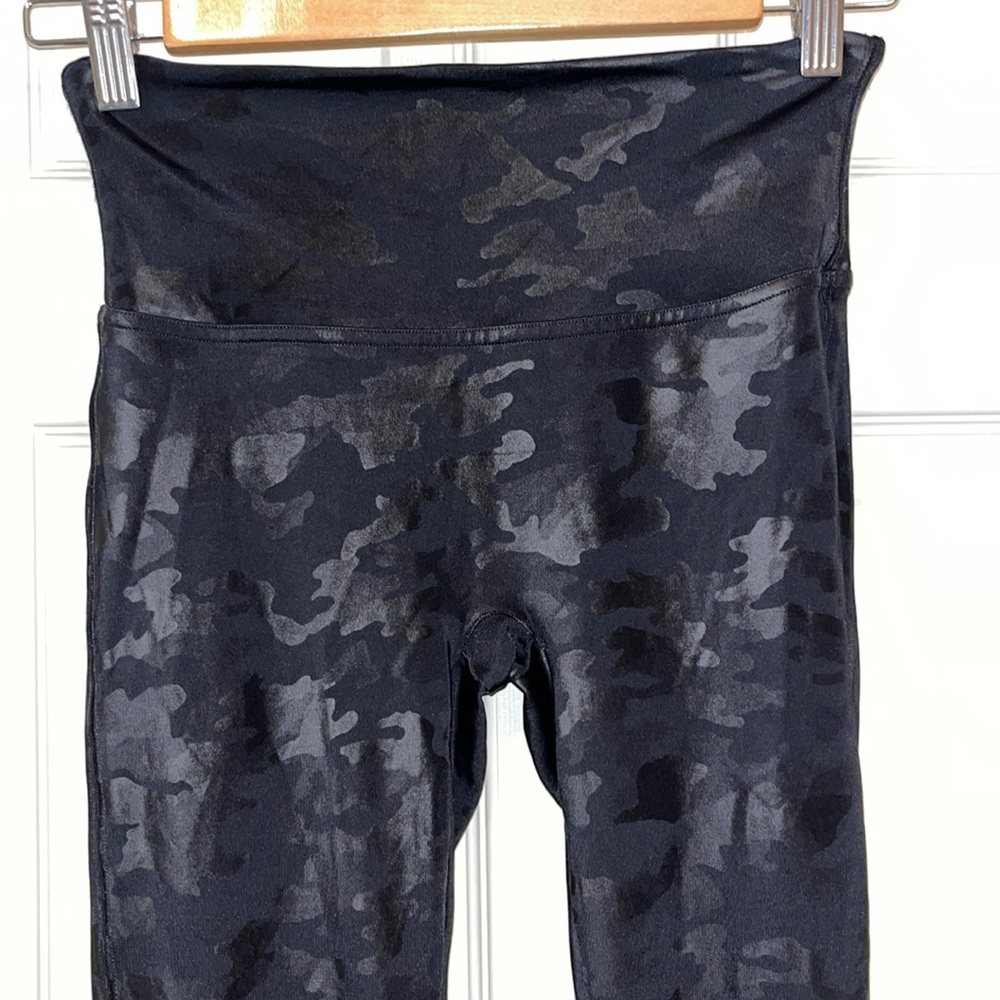 Spanx Black/Gray Faux Leather Camo Leggings Sz Medium‎ Sculpting Shaping Tights